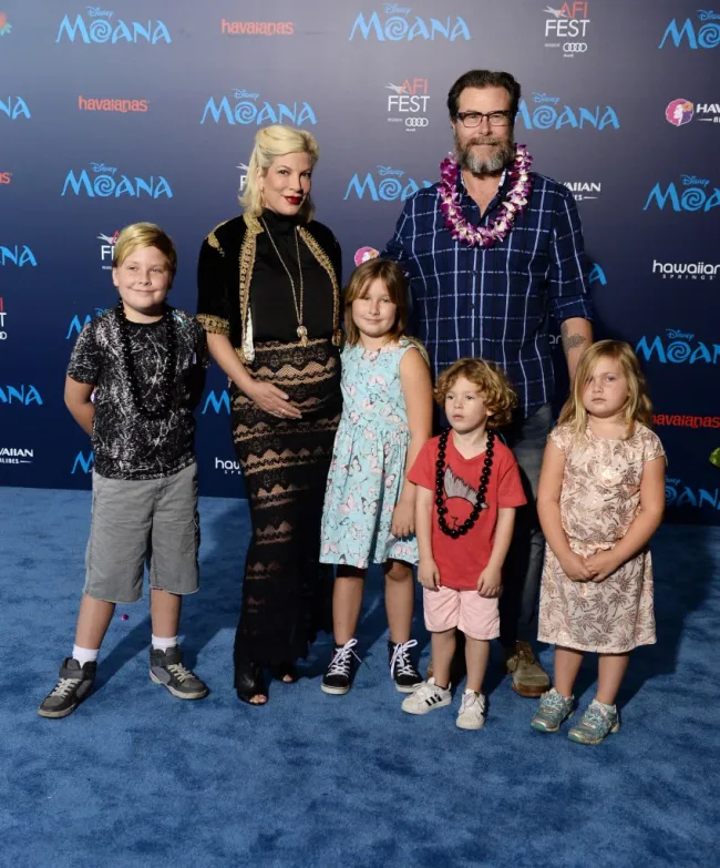 Tori Spelling y Dean McDermott embarazadas con cuatro de sus hijos