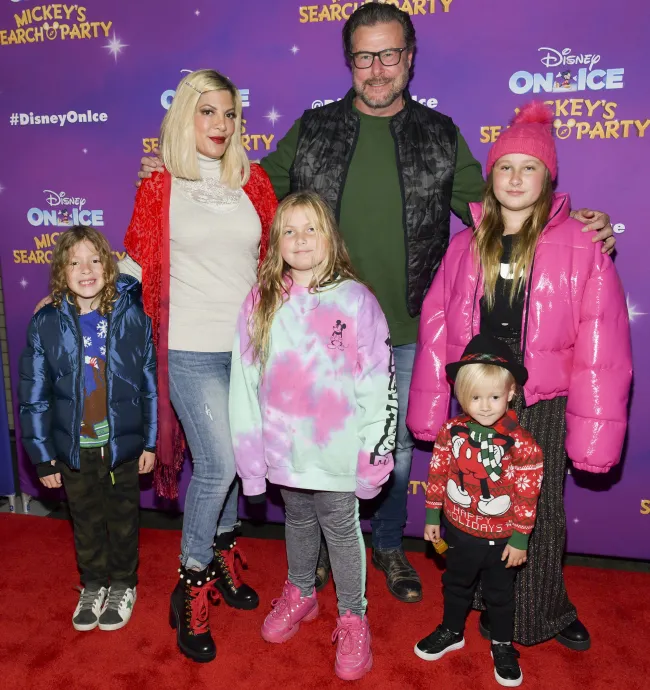 Tori Spelling y Dean McDermott con sus hijos