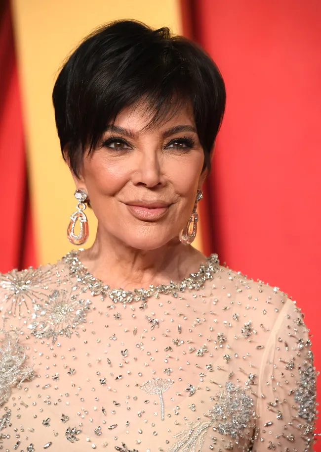 Kris Jenner llega a la fiesta de los Oscar de Vanity Fair 2024