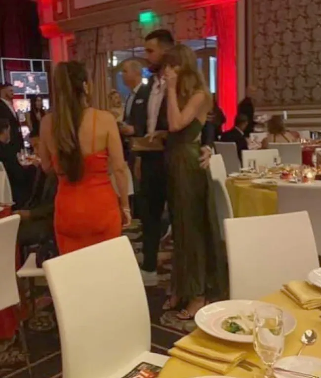Travis Kelce y Taylor Swift juntos en una gala