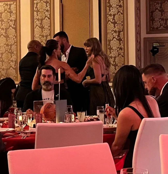Taylor Swift y Travis Kelce en la gala