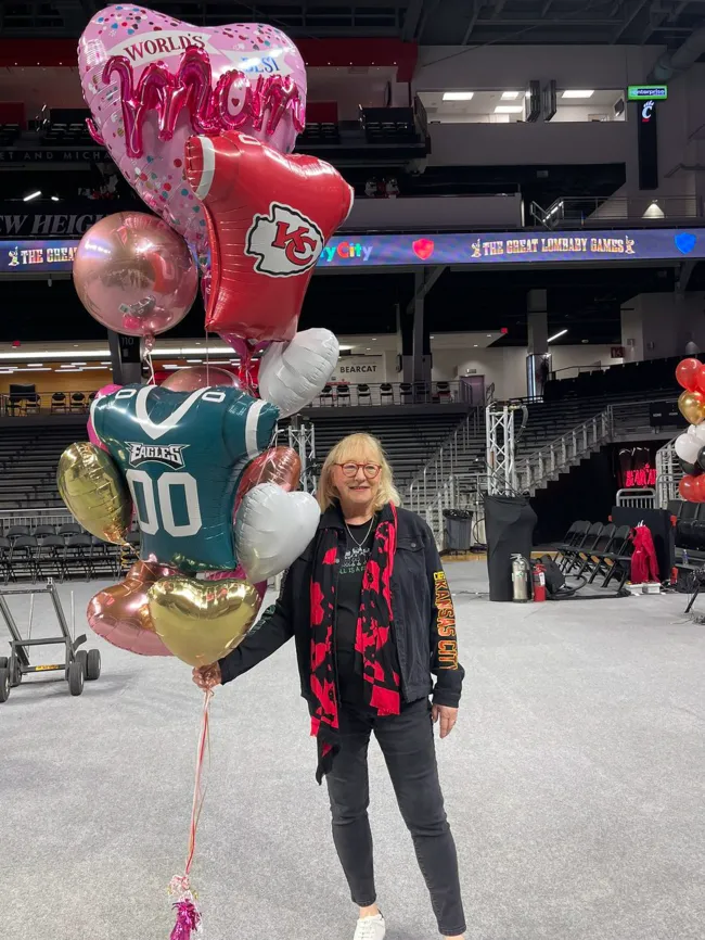 Donna Kelce sosteniendo globos.