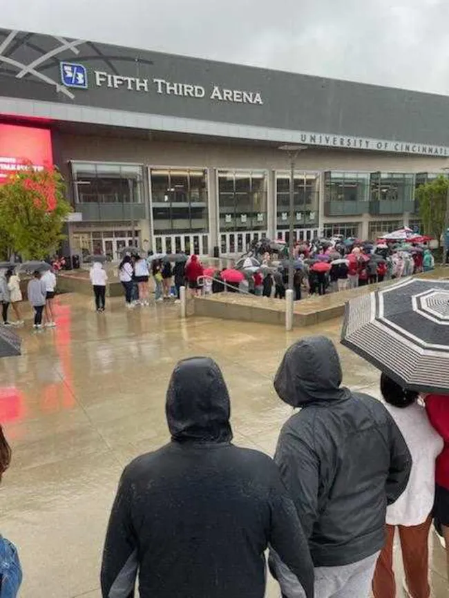 Fanáticos afuera de Fifth Third Arena bajo la lluvia.