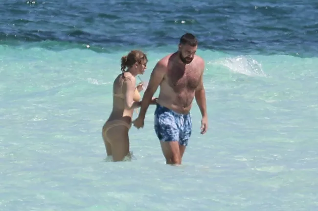 Taylor Swift, Travis Kelce nadando