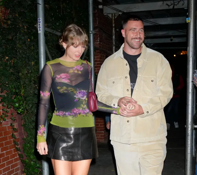 Taylor Swift y Travis Kelce caminando juntos