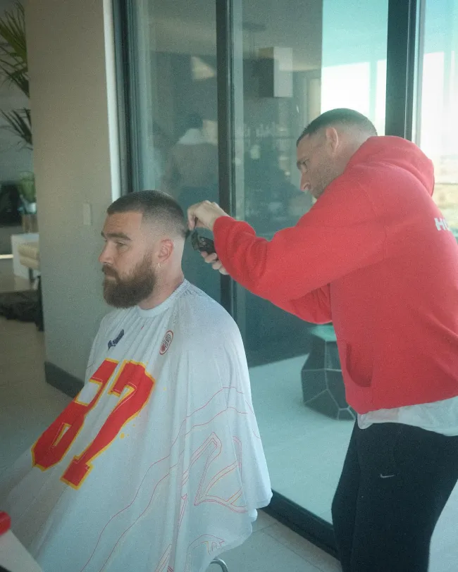 Travis Kelce cortándose el pelo