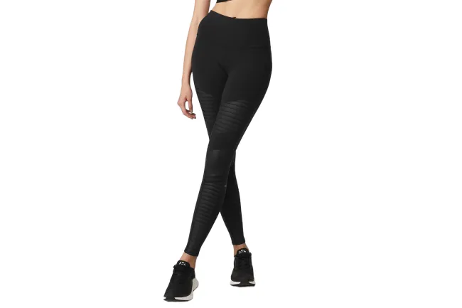 Un modelo con leggings negros con rodillas de piel sintética.