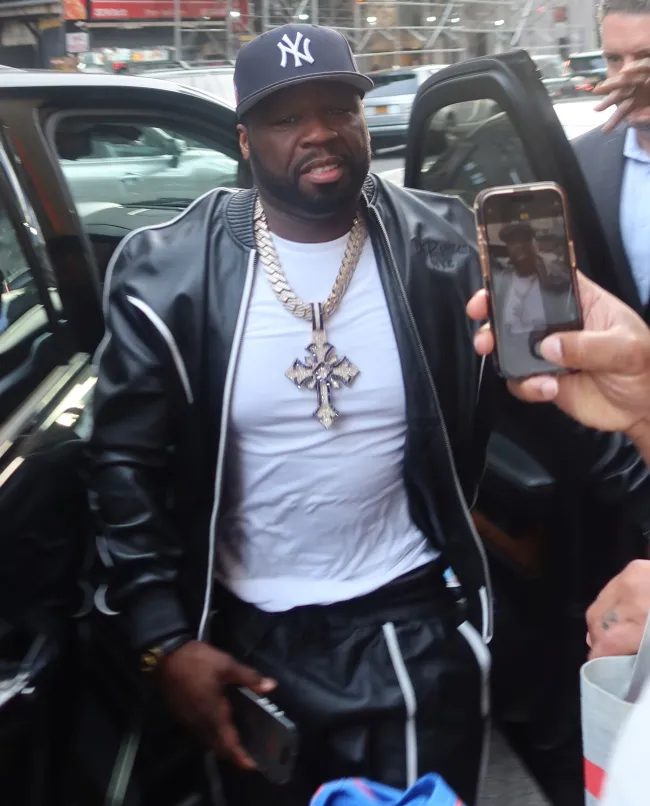 50 Cent saliendo de un coche.