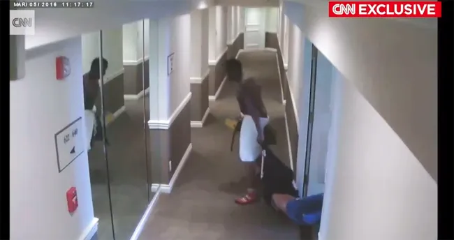 Un inquietante video de vigilancia muestra a Sean 'Diddy' Combs golpeando y arrastrando a Cassie en el pasillo del hotel en 2016