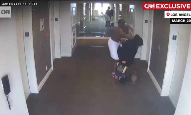 Un inquietante video de vigilancia muestra a Sean 'Diddy' Combs golpeando y arrastrando a Cassie en el pasillo del hotel en 2016