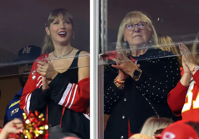 Donna Kelce y Taylor Swift en un partido de los Chiefs.