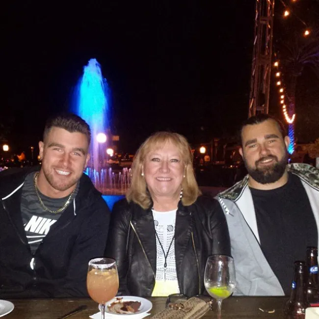 Donna Kelce con sus hijos Travis y Jason en la cena.