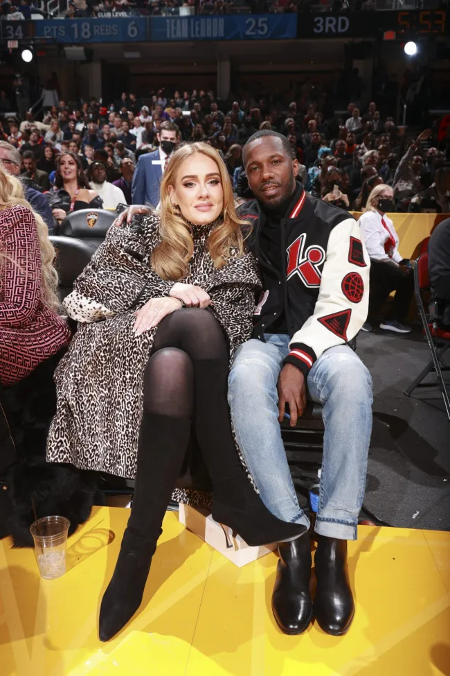 Adele y Rich Paul posan para una foto durante el Juego de Estrellas de la NBA de 2022 como parte del Fin de semana del All Star de la NBA de 2022.