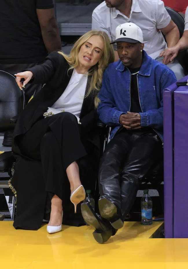 Adele y Rich Paul asisten al cuarto partido de los playoffs de la primera ronda de la Conferencia Oeste.