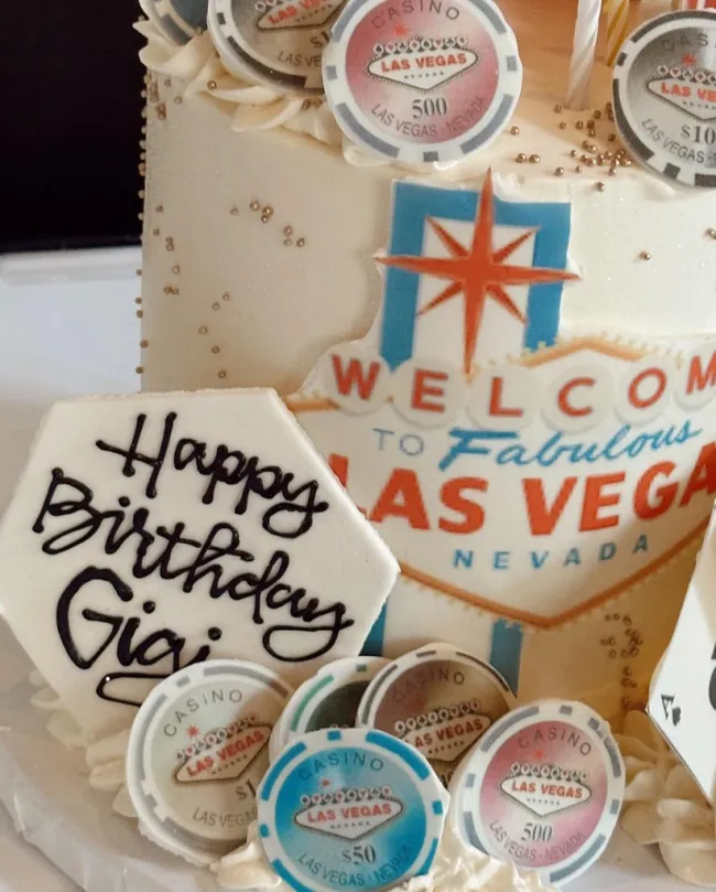 Pastel de cumpleaños con temática de Las Vegas.