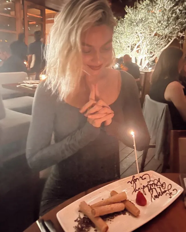 Gigi Hadid pidiendo un deseo de cumpleaños en una vela.