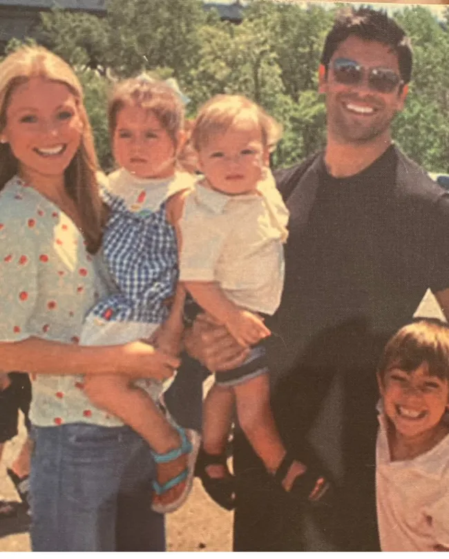 Una foto retrospectiva de Kelly Ripa y Mark Consuelos posando con sus hijos