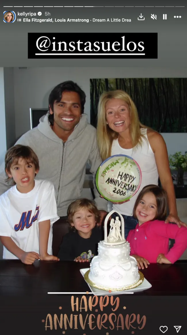 Una foto retrospectiva de Kelly Ripa y Mark Consuelos con sus tres hijos