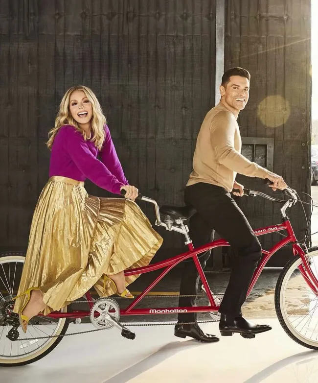 Kelly Ripa y Mark Consuelos andando en bicicleta