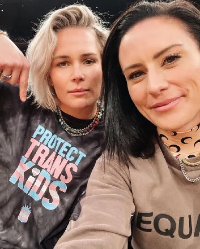 Ashlyn Harris se toma una selfie con Ali Krieger.