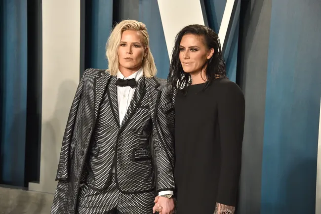 Ashlyn Harris y Ali Krieger asisten a la fiesta de los Oscar de Vanity Fair 2020.