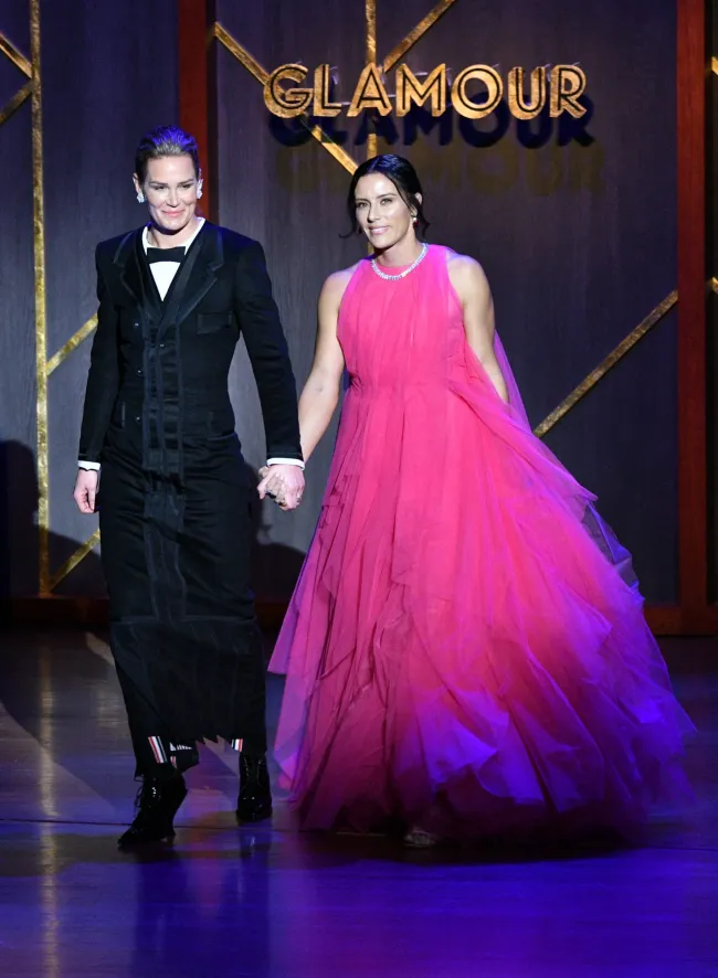 Ashlyn Harris y Ali Krieger suben al escenario en los premios Glamour Women Of The Year Awards 2019.