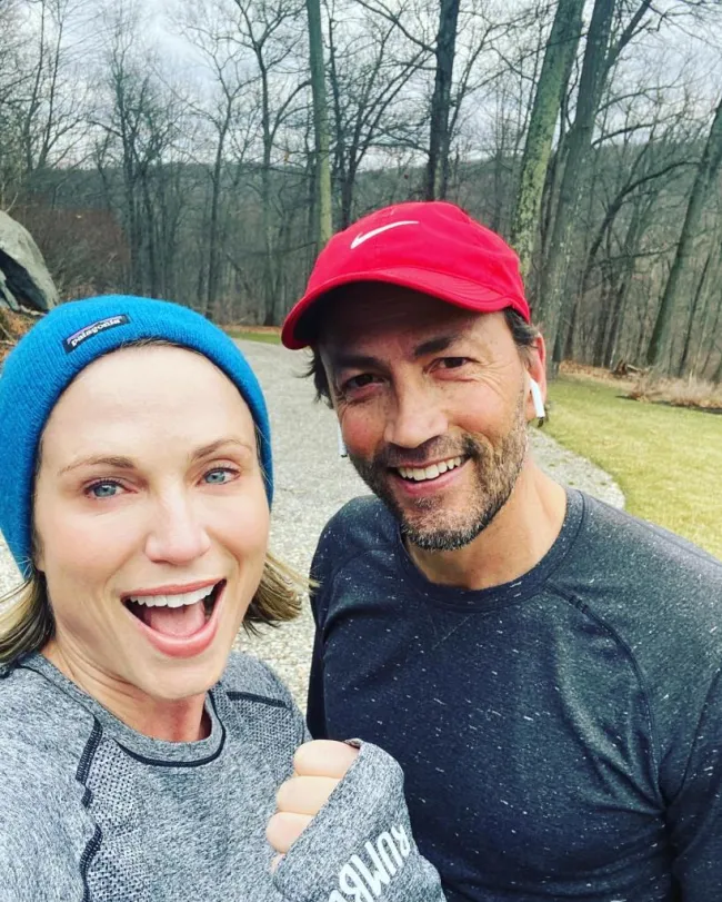 amy robach y andrew shue corriendo selfie