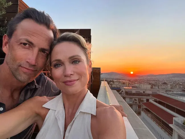 Amy robach y andrew shue selfie frente a una puesta de sol