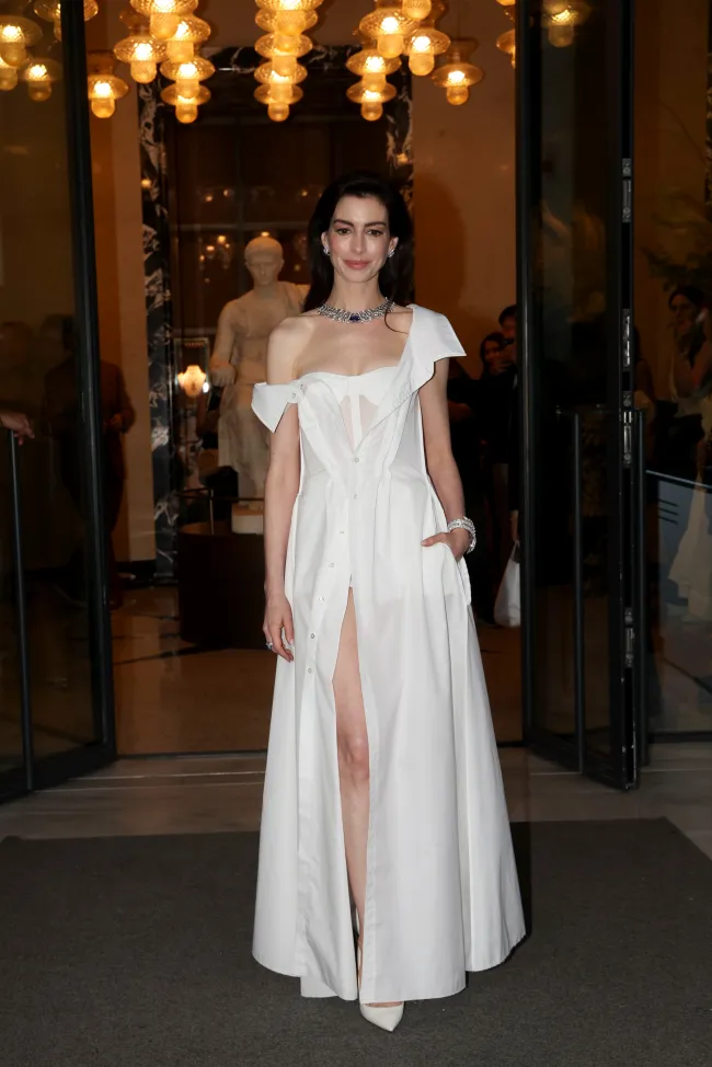 Anne Hathaway con un vestido personalizado de Gap y joyas de Bulgari en Roma