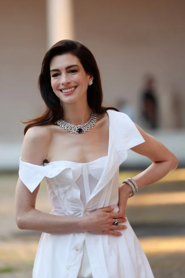 Anne Hathaway con un vestido personalizado de Gap y joyas de Bulgari en Roma