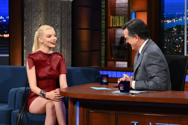 Anya Taylor-Joy y Stephen Colbert