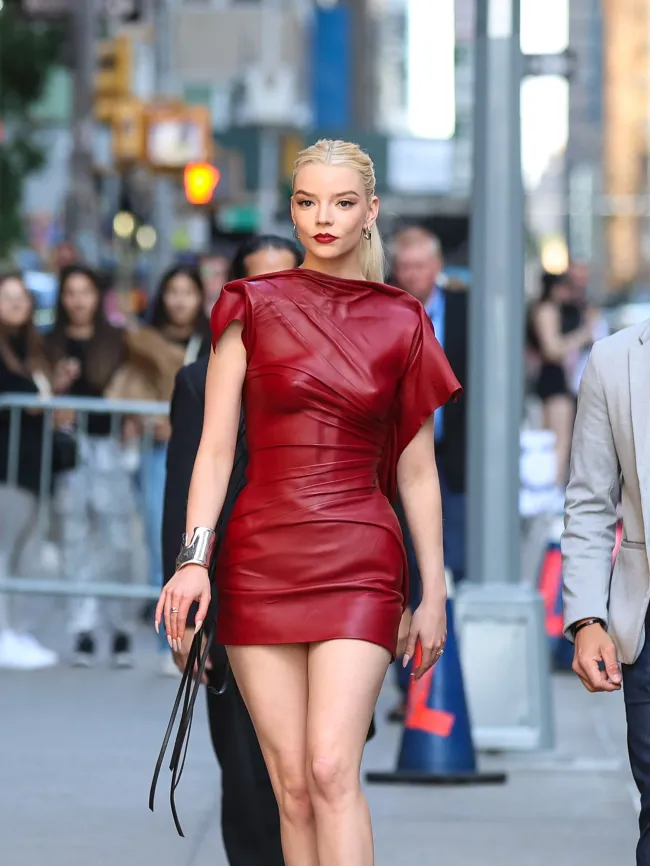 Anya Taylor-Joy con un minivestido de cuero rojo