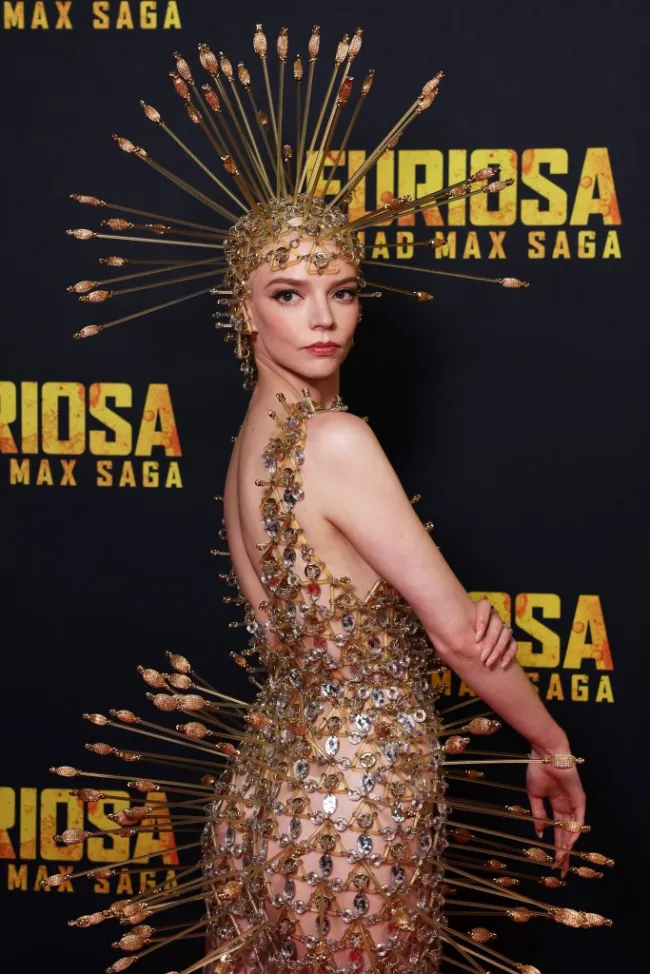 El vestido de flechas de Anya Taylor-Joy en el estreno de 