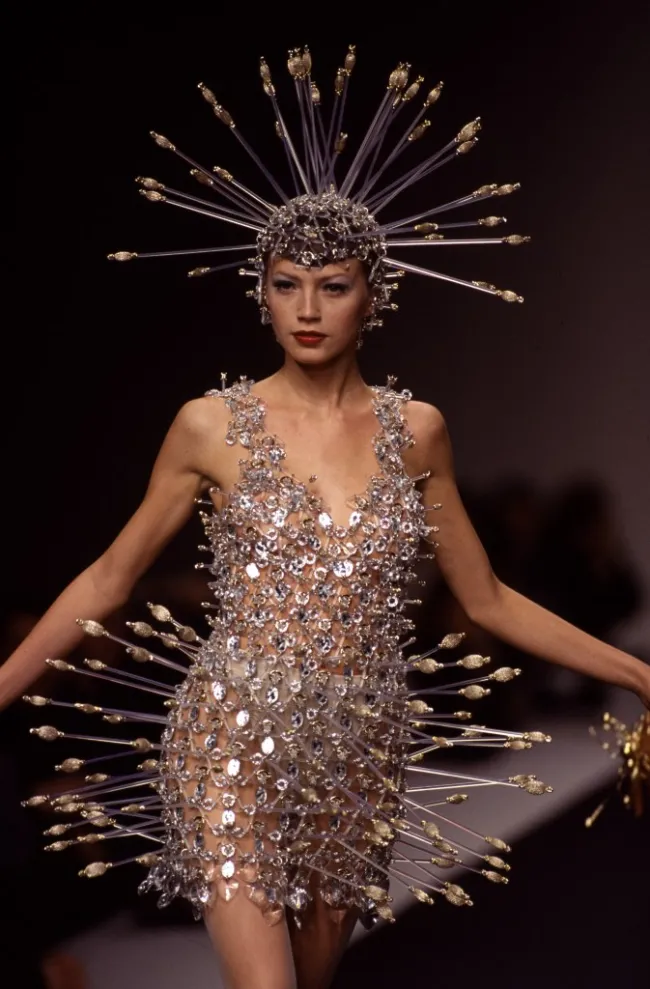 Vestido de flecha de Paco Rabanne de la colección Alta Costura Primavera 1996