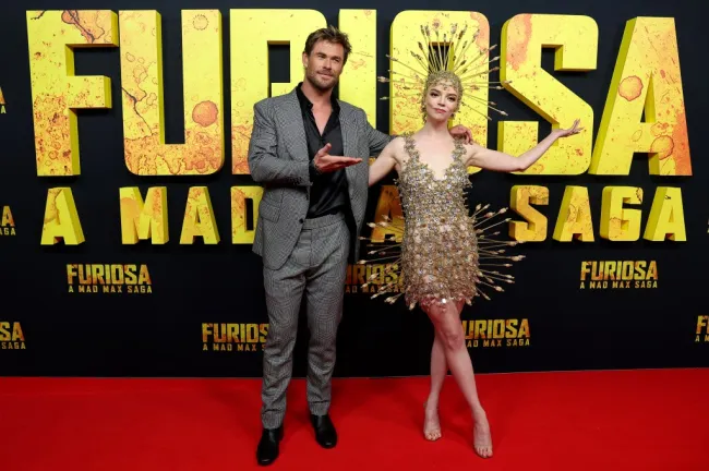 Chris Hemsworth y Anya Taylor-Joy con un vestido de flechas en el estreno de 