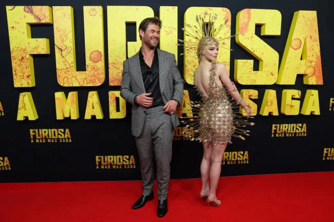 Chris Hemsworth y Anya Taylor-Joy con un vestido de flechas en el estreno de 