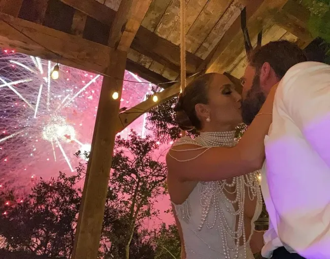 Jennifer López y Ben Affleck besándose el día de su boda.