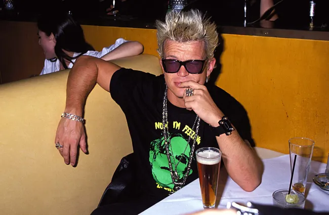 Billy Idol sentado bebiendo una cerveza en 1991
