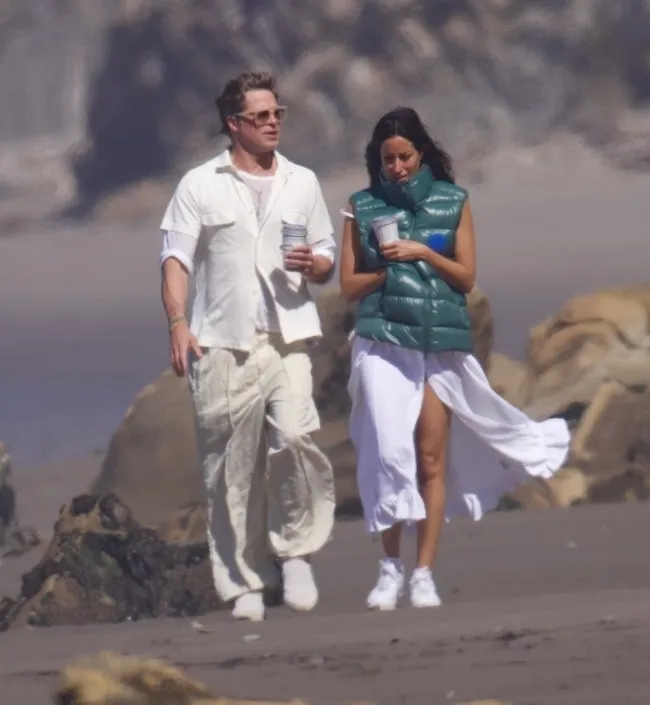 Brad Pitt e Inés de Ramón caminando por la playa de Santa Bárbara, California.