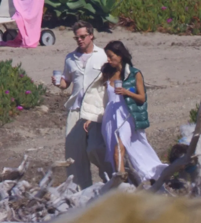 Brad Pitt e Inés de Ramón caminando por la playa de Santa Bárbara, California.