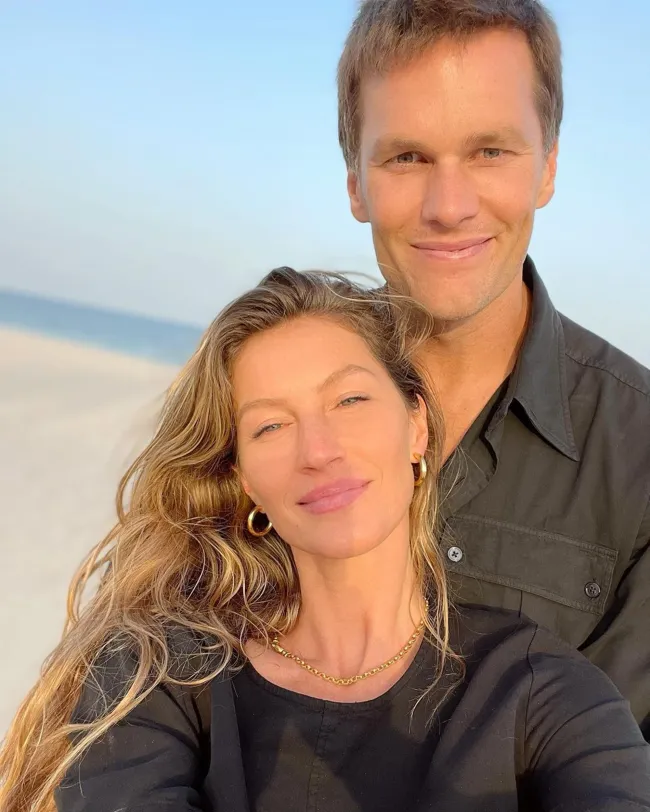 Una selfie de TomBrady y Gisele Bündchen en la playa.