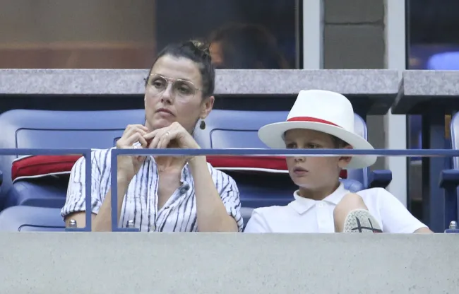 Bridget Moynahan y su hijo Jack en un partido de tenis en 2018.