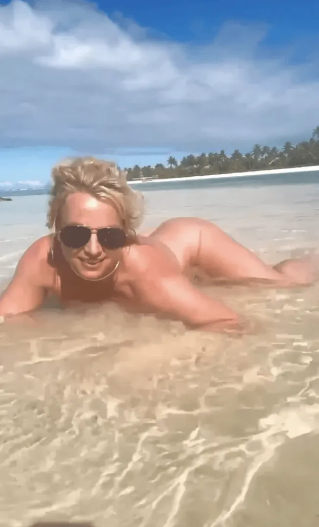 Britney Spears desnuda en la playa