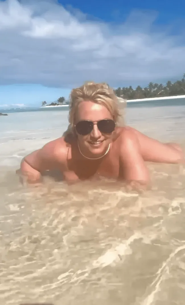 Britney Spears desnuda en la playa