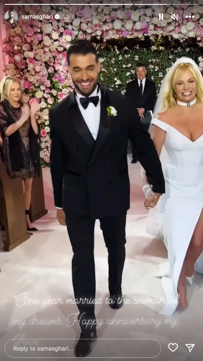 Sam Asghari y Britney Spears el día de su boda.