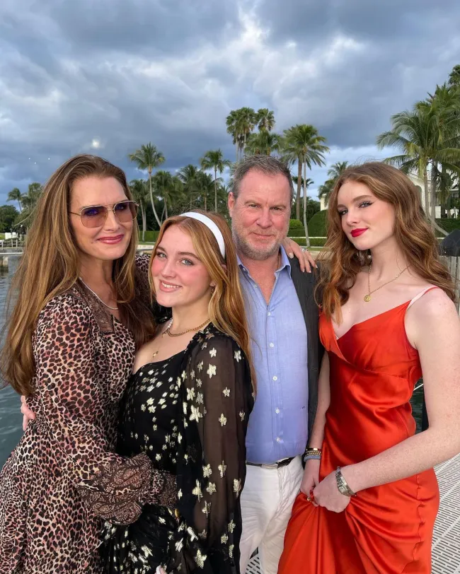 Brooke Shields, Chris Henchy y sus hijas.