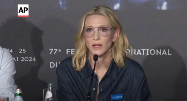 Cate Blanchett hablando en una conferencia de prensa