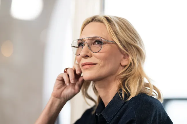 Cate Blanchett posando en una alfombra roja