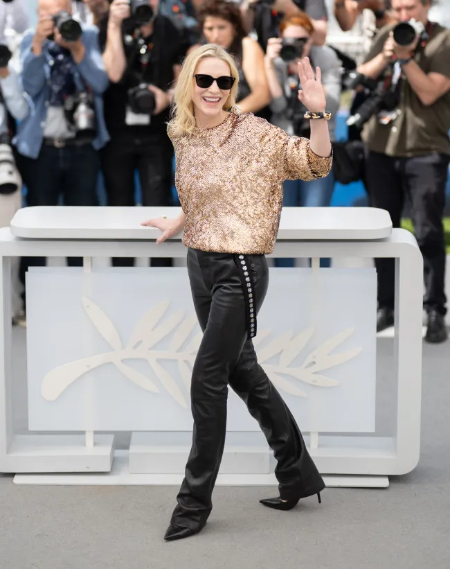 Cate Blanchett sonriendo en la alfombra roja