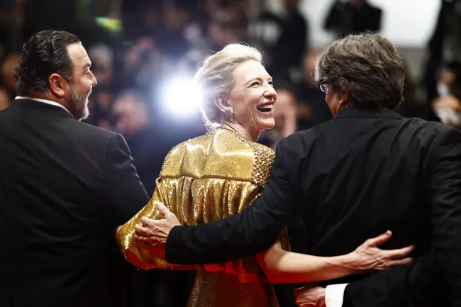 Cate Blanchett caminando sobre una alfombra roja